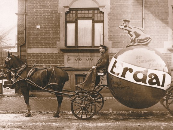 Image historique de l'entreprise avec sa marque de cirage Erdal	